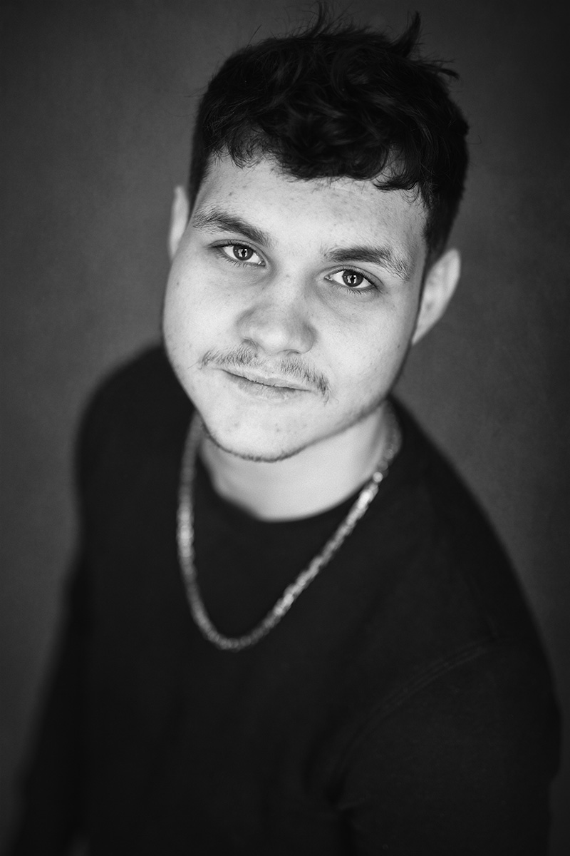 Portrait en noir et blanc d'un jeune entrepreneur