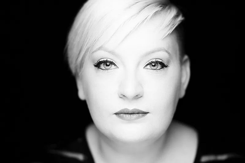 Portrait professionnel d'une maquilleuse en noir et blanc