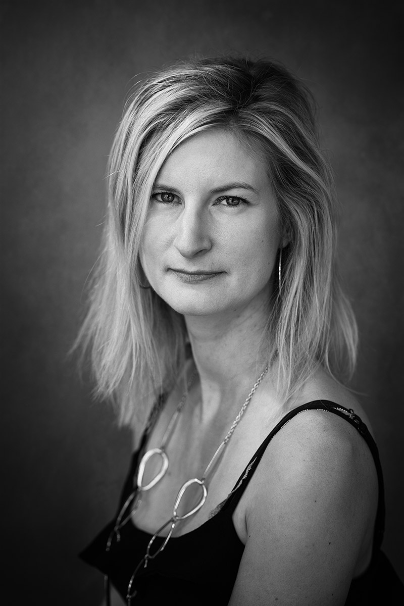 Portrait professionnel féminin en noir et blanc, photographie éditoriale