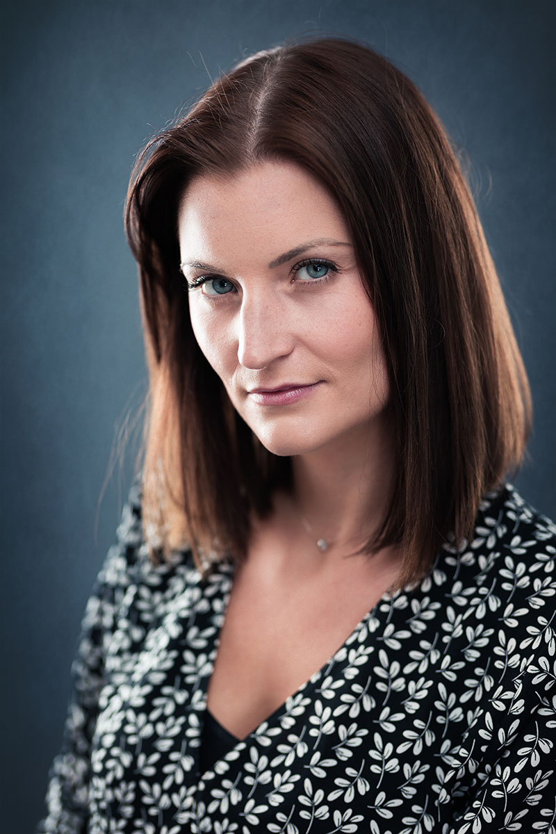 Portrait d'affaires d'une femme en studio pour sa communication d'entreprise, à Nancy