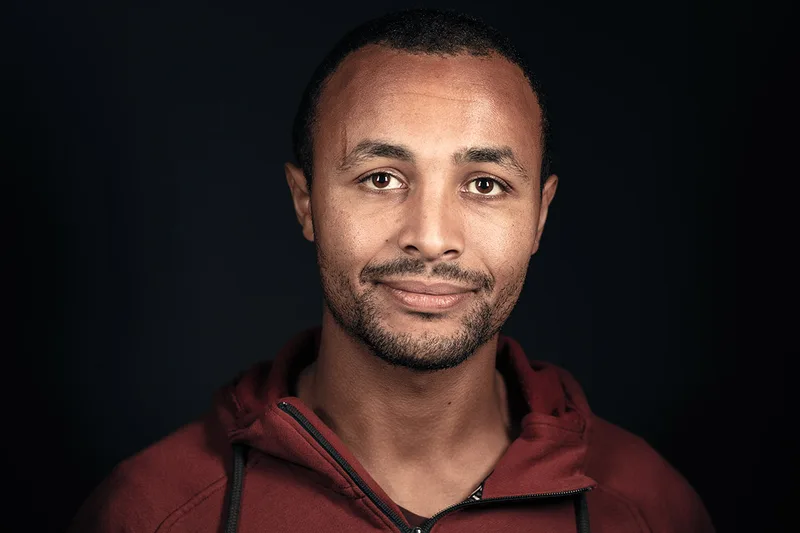 Portrait professionnel en studio, profil et communication d'entreprise