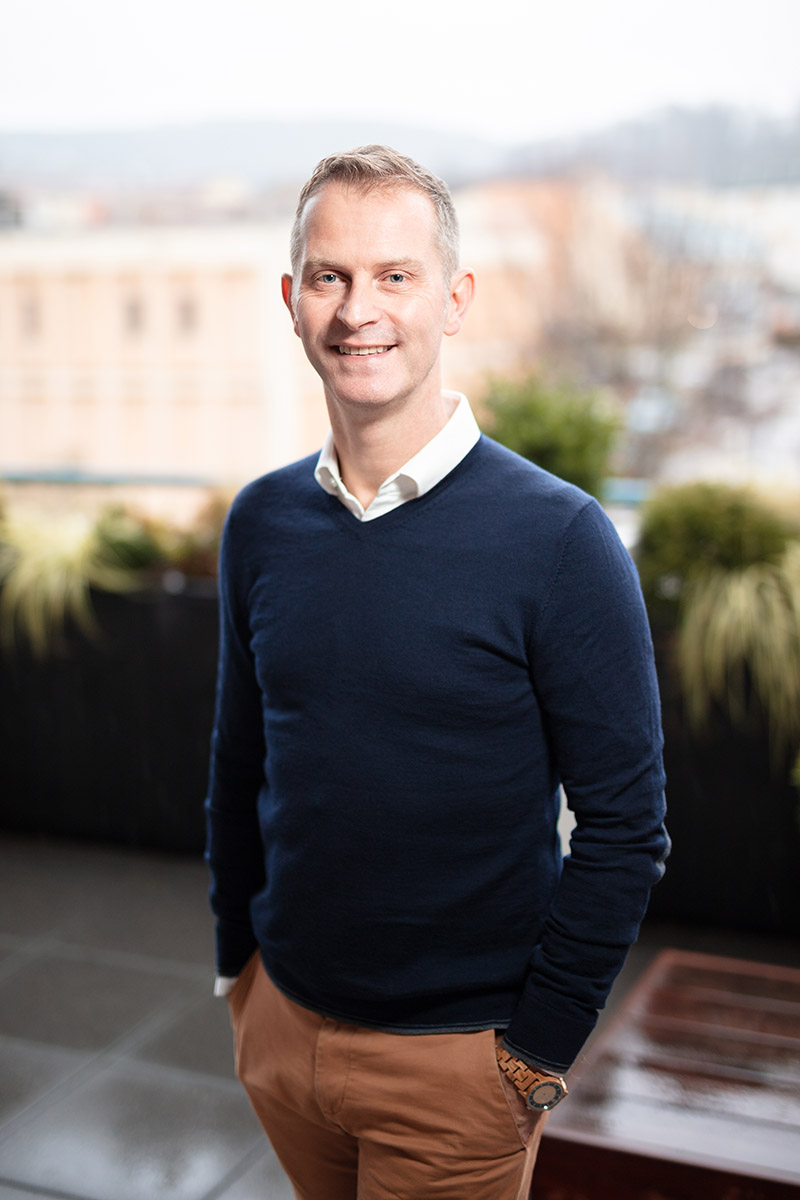 Portrait corporate masculin d'un gérant d'entreprise, réalisé en lumière naturelle, pour sa communication professionnelle