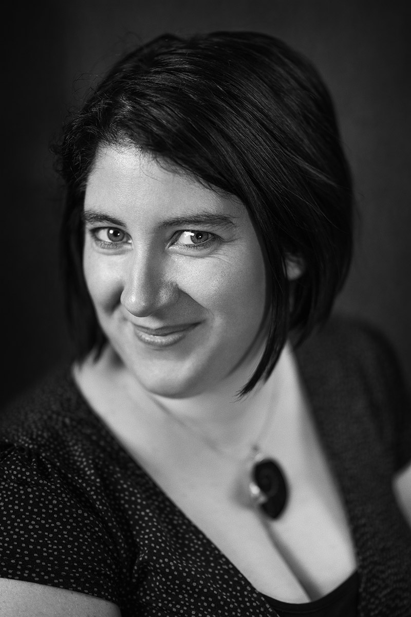 Portrait professionnel féminin en noir et blanc, expression naturelle