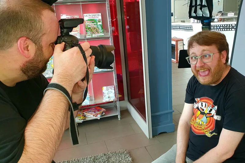 Portrait d'une personne souriant et riant pendant une séance photo