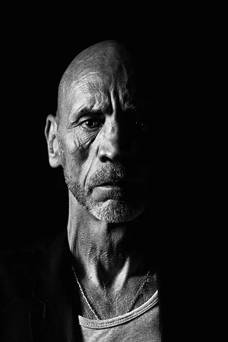 Portrait en noir et blanc en clair-obscur du comédien Emmanuel Gillet par Philippe Martz à Paris