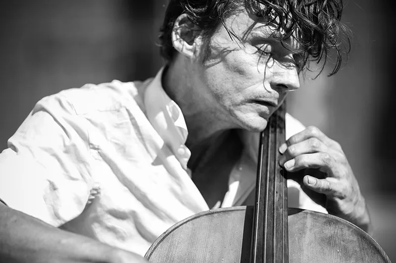 Portrait de rue expressif en noir et blanc d'un violoniste partageant sa musique
