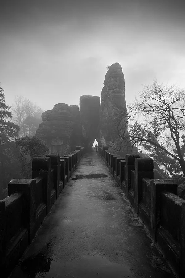 Vue mystique du pont de Bastei au cœur des roches et de la brume