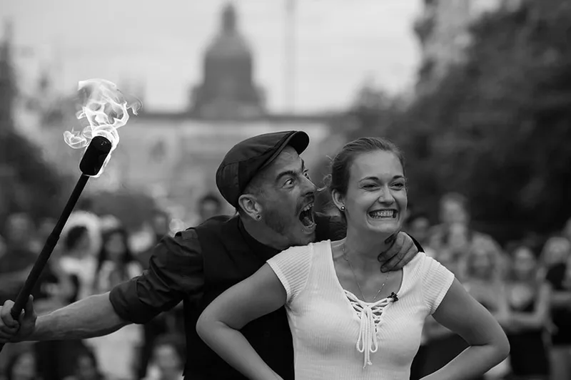 Spectacle de rue captivant à Prague montrant les émotions face à un cracheur de feu