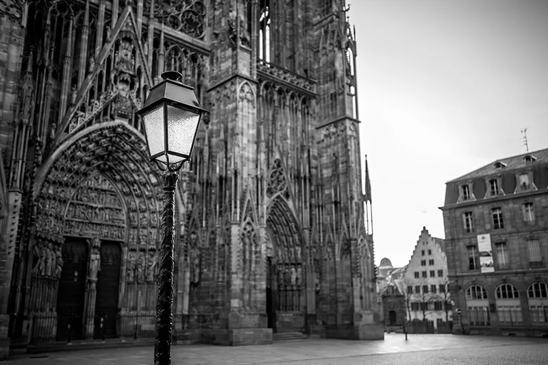 La cathédrale de Strasbourg se découpant au matin derrière un réverbère traditionnel