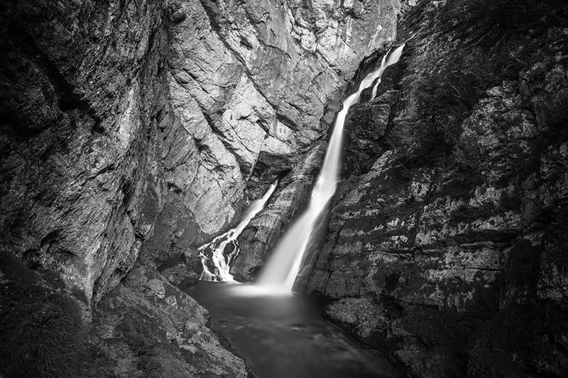 Paysage naturel de la cascade de Savica jaillissant au milieu des roches de montagne