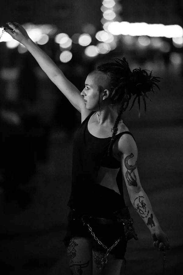 Portrait de rue dynamique d'une danseuse de style punk aux cheveux rasés et tatouages