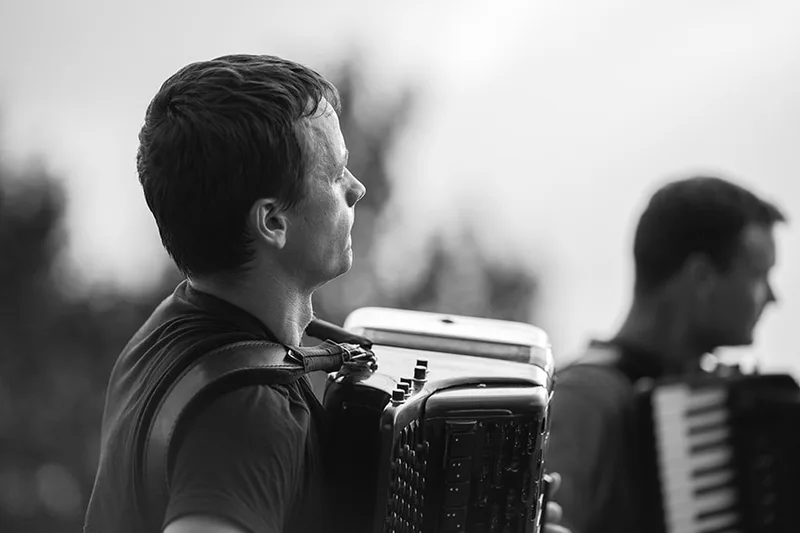 Portrait de rue nostalgique d'un musicien jouant de l'accordéon avec émotion