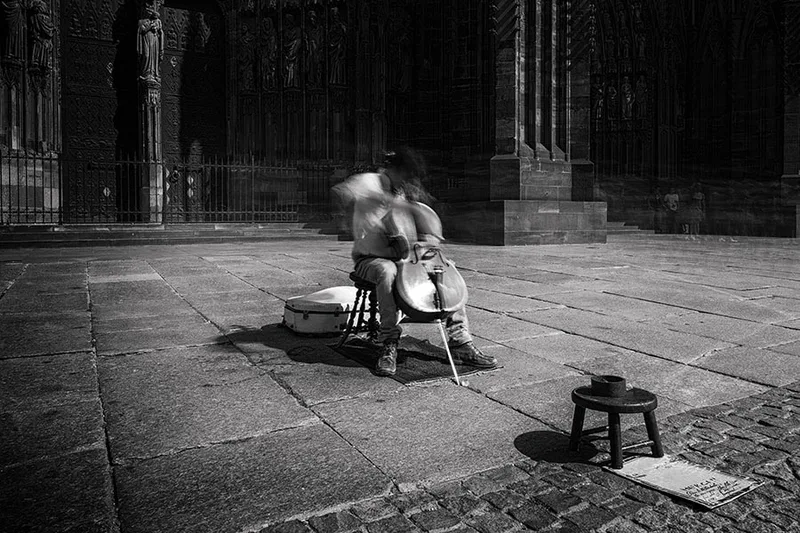 Ombre silhouette poétique d'un violoniste fantôme près de la cathédrale de Strasbourg