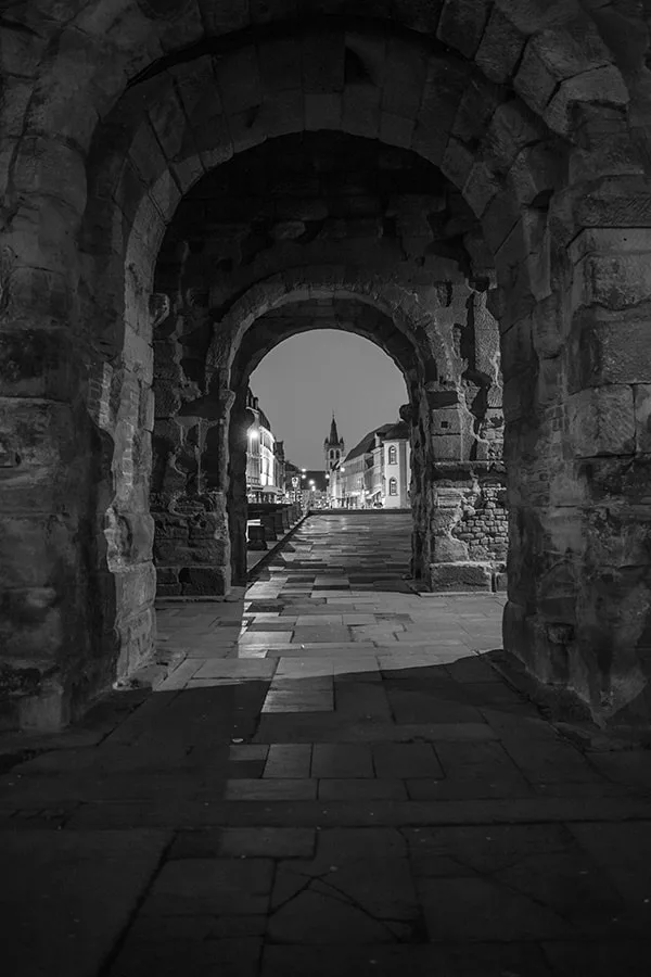 Prise de vue nocturne de l'arche historique de la Porta Nigra à Trèves