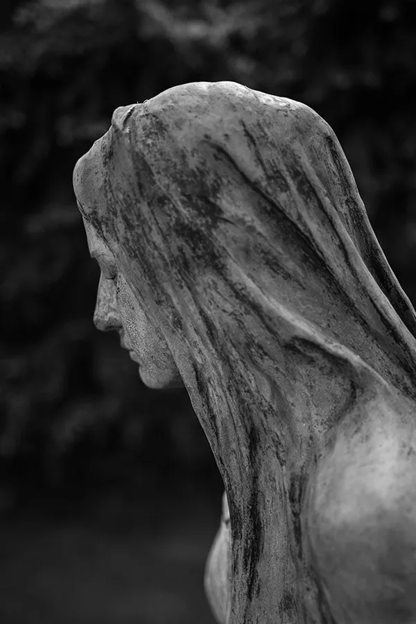 Gros plan réaliste et chargé d'émotion sur les détails d'une statue à Leipzig
