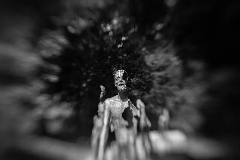Photographie symbolique en noir et blanc de la statue du Mur de la Faim à Prague