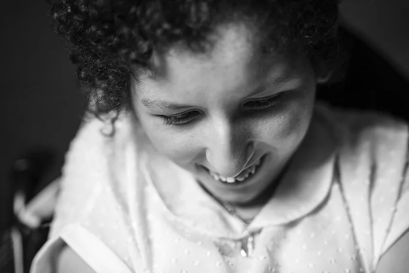 Portrait touchant et tout en retenue d'une résidente affichant un sourire timide