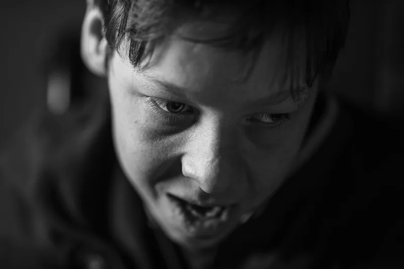Photographie documentaire puissante capturant une attitude de cri et une vive décharge d'émotion