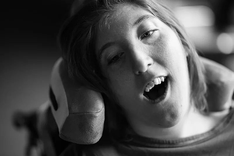 Gros plan sur l'intensité d'un regard chargé d'une profonde émotion intérieure