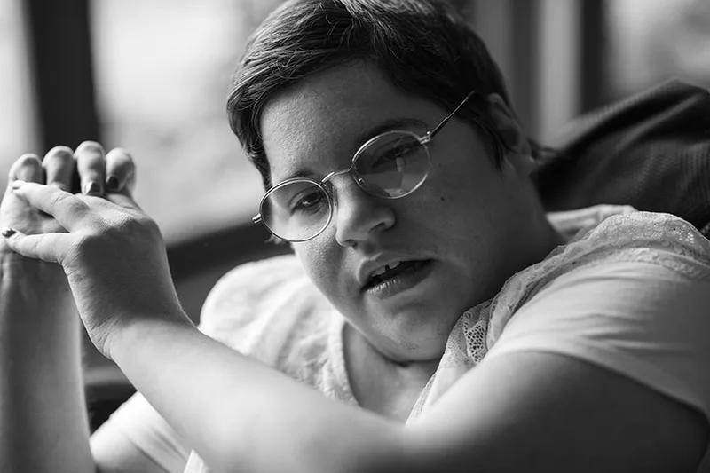 Portrait d'une femme portant des lunettes de vue, sublimée par la douceur des nuances de gris