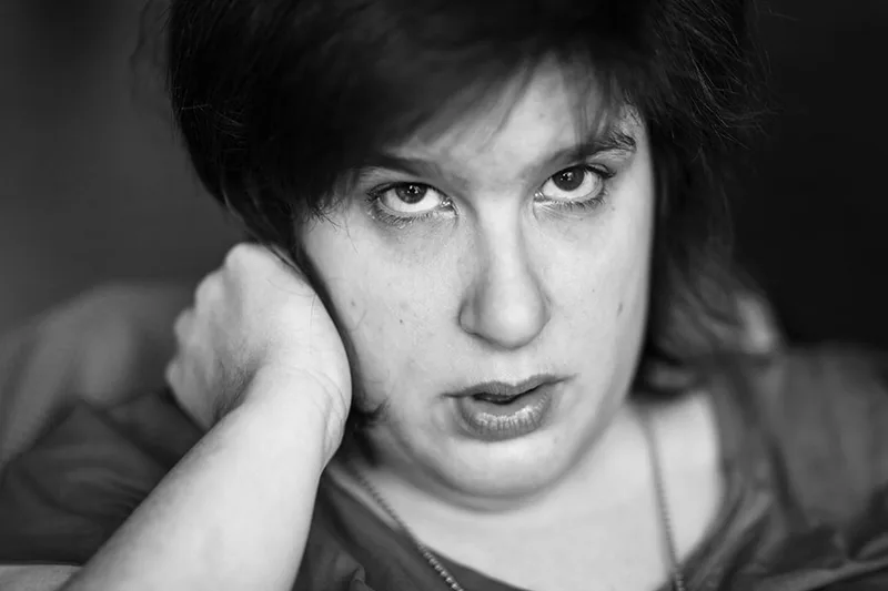Portrait de caractère d'une résidente de MAS affichant un regard fort et déterminé
