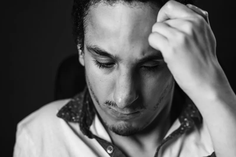 Portrait intimiste traduisant un instant de réflexion profonde et d'émotion brute