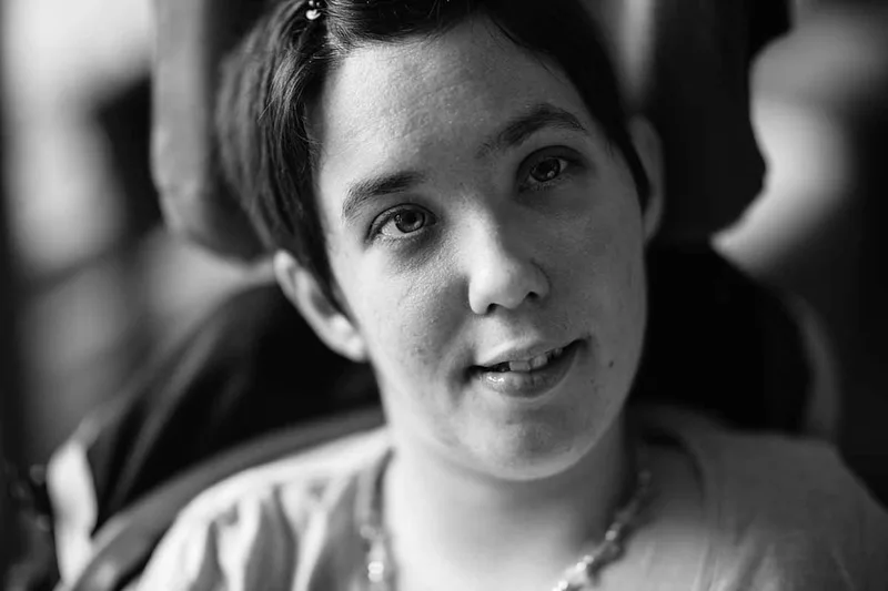 Portrait en noir et blanc axé sur la pureté d'un regard et une émotion vraie