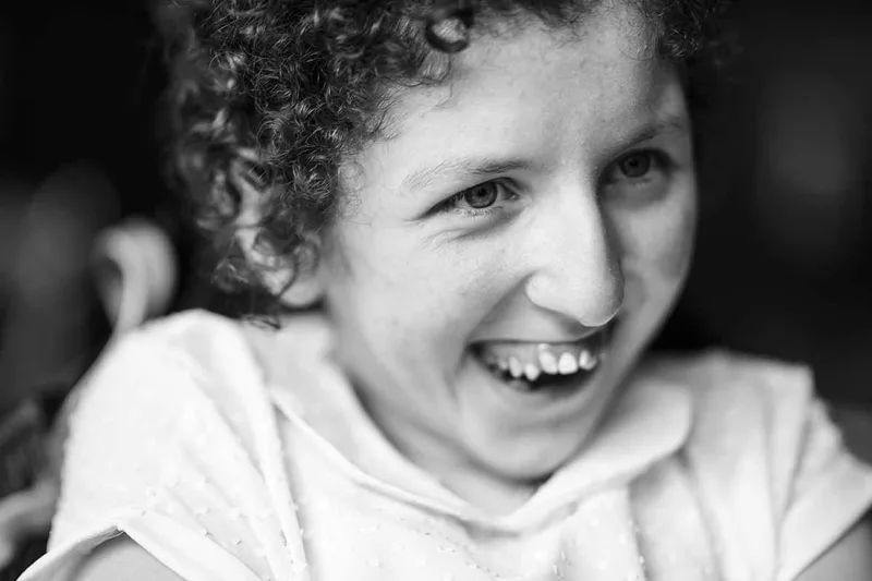 Série d'expressions combinant regard, sourire et rire dans un grand moment de partage