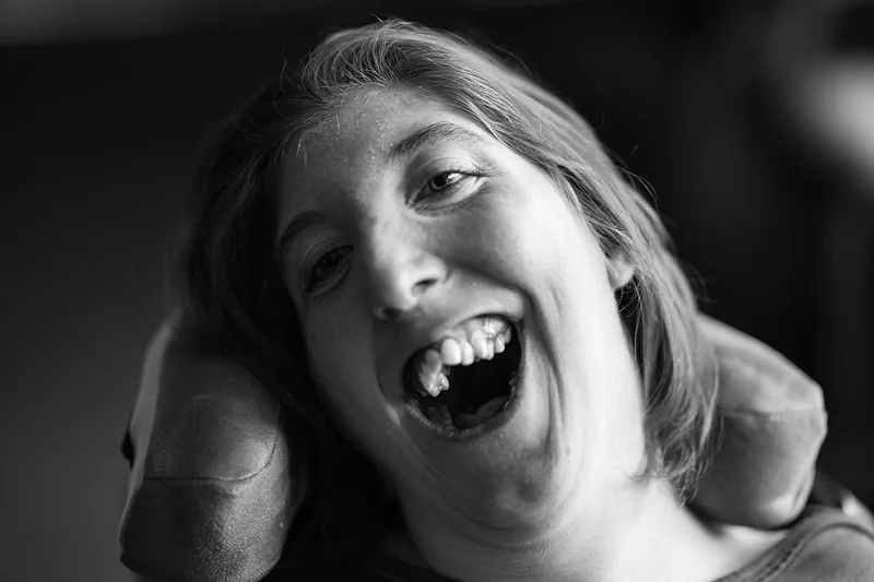 Portrait combinant la force d'un regard et la douceur d'un sourire en noir et blanc