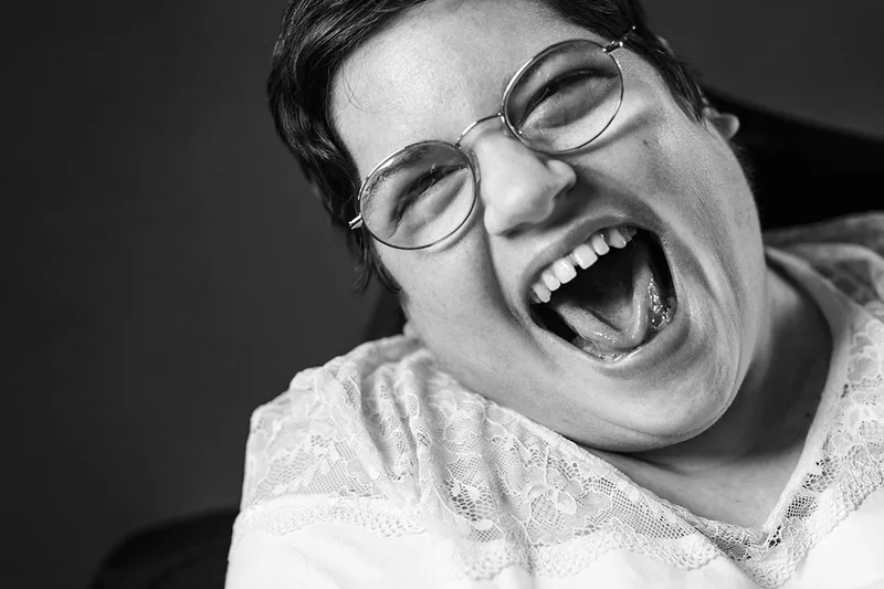 Photographie humaniste saisissant un fou rire authentique et spontané en Maison d'Accueil Spécialisée