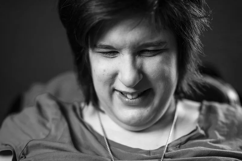 Cliché documentaire capturant la vérité d'un rire et la force des instants partagés