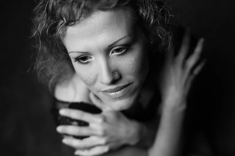 Portrait en clair-obscur dans une ambiance sombre pour un shooting intimiste mystérieux