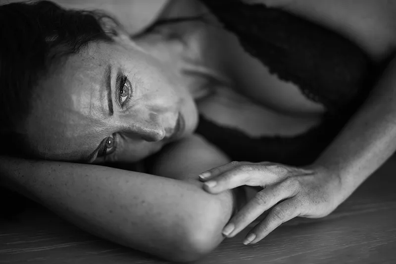 Portrait en lingerie de la modèle Alexia Wagner plongée dans une douce rêverie