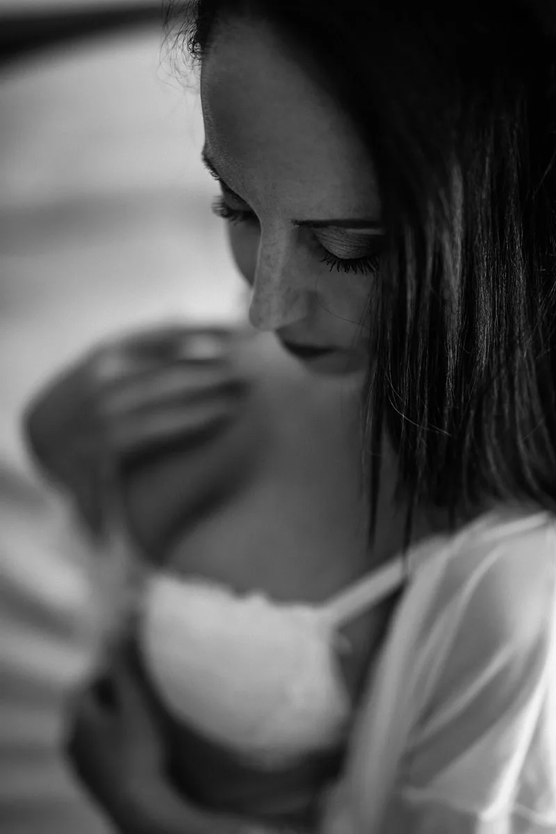 Portrait d'art sensuel de la modèle Alexia Wagner avec un effet de flou artistique en arrière-plan