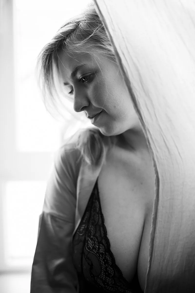 Contre-jour poétique en lumière naturelle sublimant le regard, la féminité et les lignes du corps