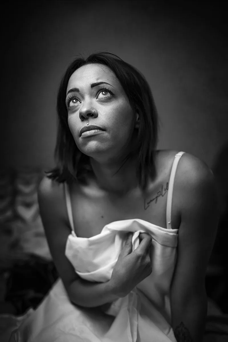 Portrait noir et blanc tout en pudeur exprimant une vive émotion artistique