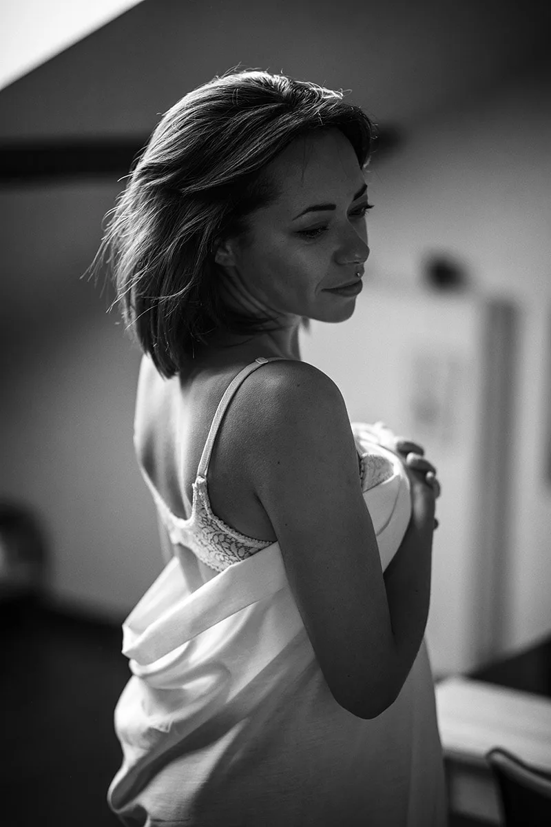 Portrait boudoir drapé plein de pudeur et de douceur en lingerie fine
