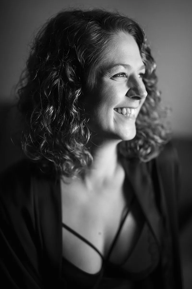 Instant sensuel et spontané d'une femme au sourire authentique et regard lumineux