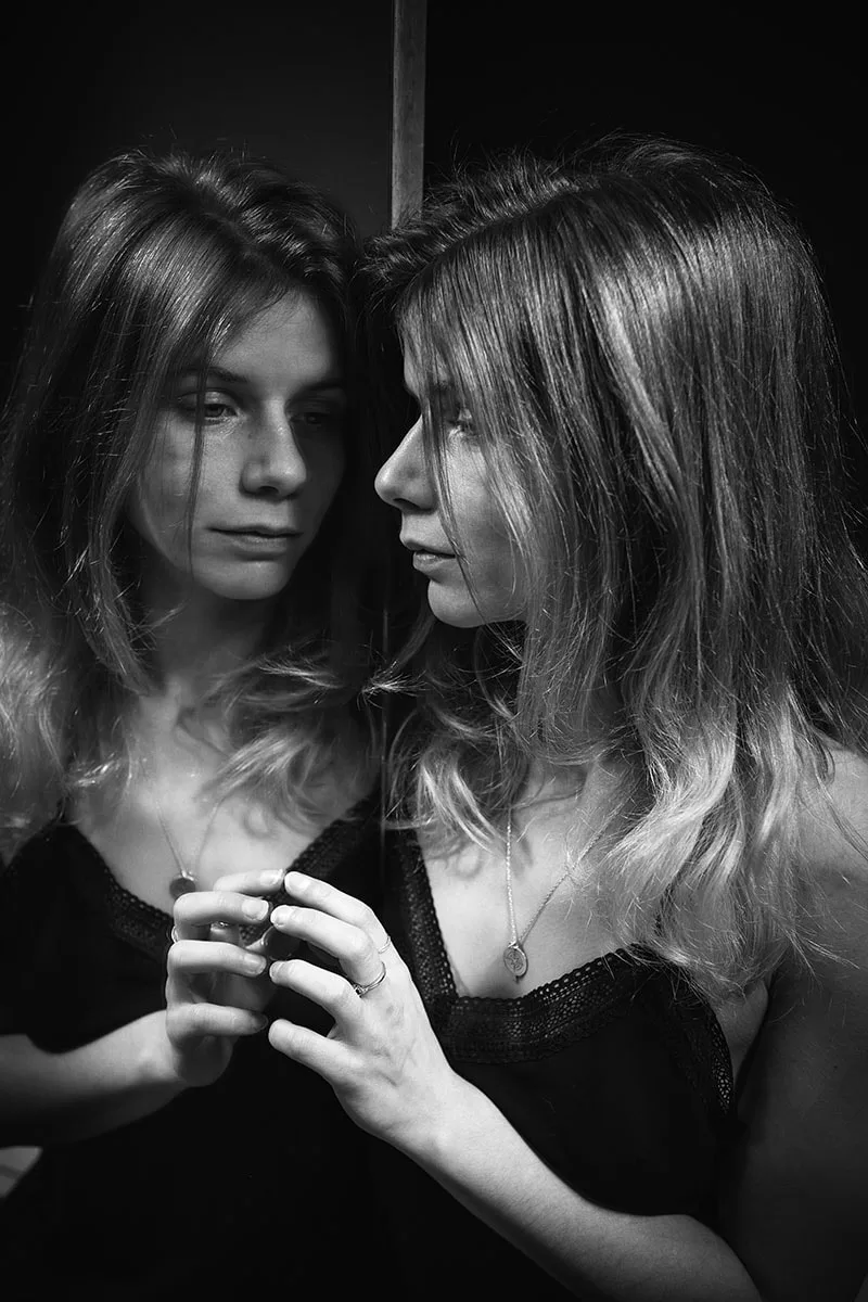 Composition photographique créative au flash capturant le reflet d'une femme dans un miroir
