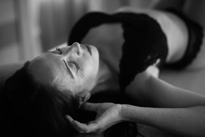 Photographie boudoir de la modèle Alexia Wagner évoquant la douceur et l'introspection