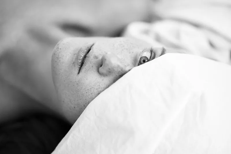 Gros plan créatif centré sur le regard intense et les taches de rousseur d'un modèle