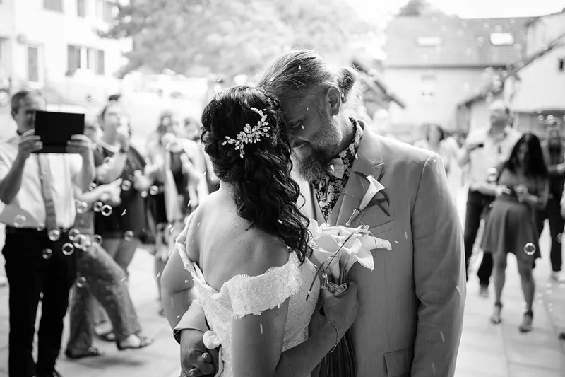 Photographie de mariage authentique axée sur l'intensité d'un regard amoureux