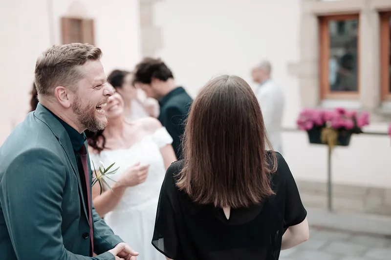 Instant d'émotion partagé et rires complices au sein de la famille des mariés