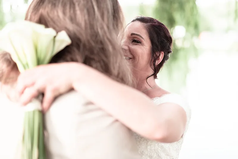 Portrait de couple naturel traduisant la douceur, le sourire et l'amour réciproque