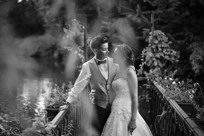 Regards et sourires complices d'un couple lors d'une séance photo artistique de mariage