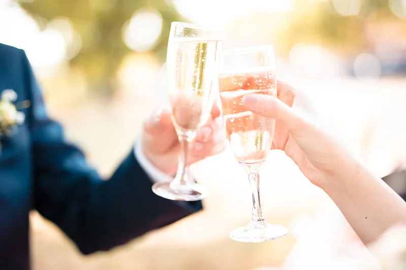 Instant de convivialité immortalisant des verres levés en l'honneur des mariés