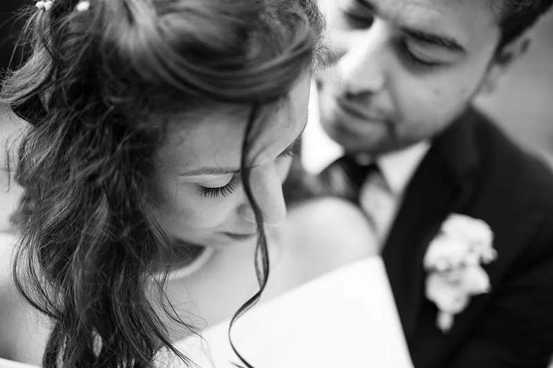 Instant de douceur et de complicité d'un couple de mariés immortalisé en noir et blanc