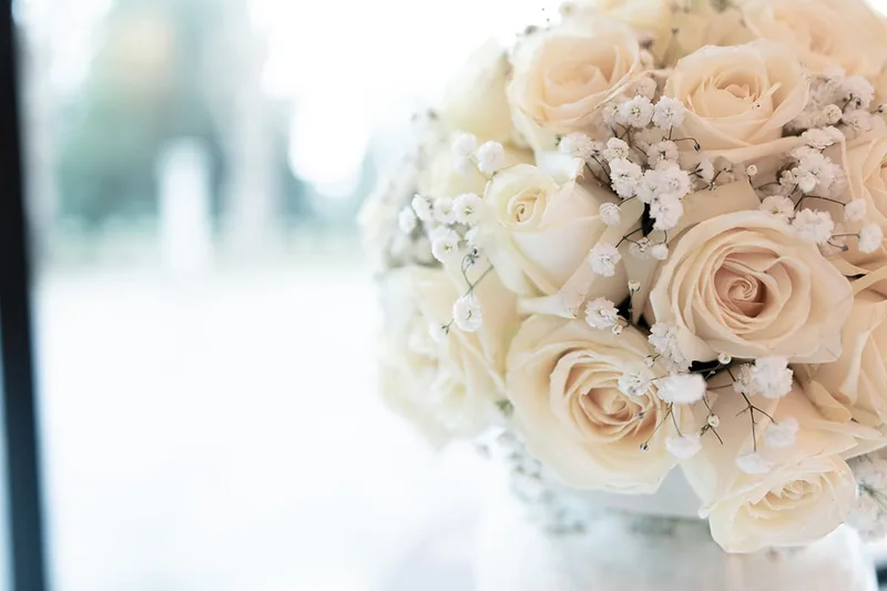 Composition florale lumineuse mettant en valeur les détails du bouquet de la mariée