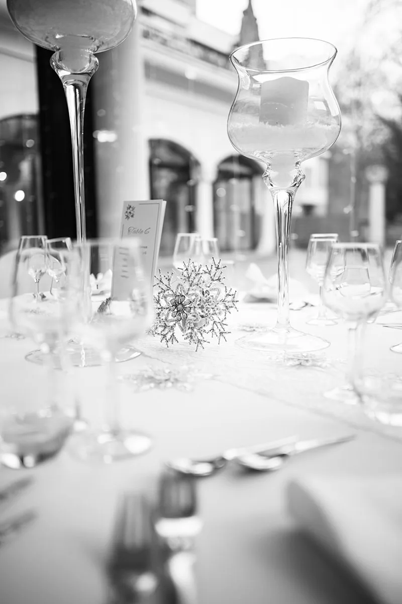 Vue d'ensemble en noir et blanc du dressage et de la mise en place d'une table de mariage