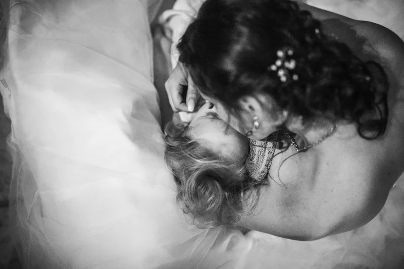 Moment tendre en noir et blanc montrant un câlin affectueux en robe avec un bébé